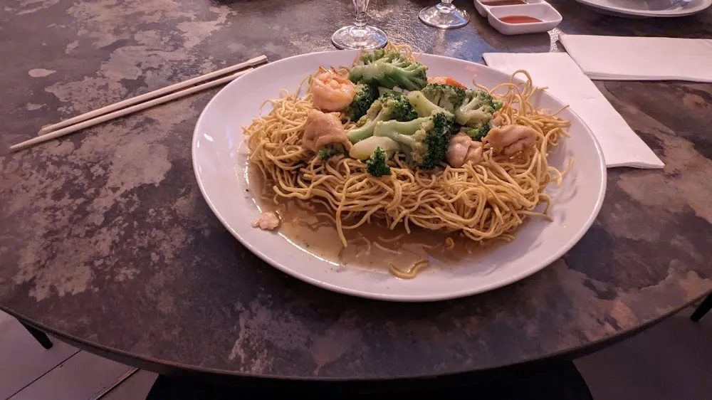 Nouilles Sautées À la Viande Et Aux Fruits de Mer